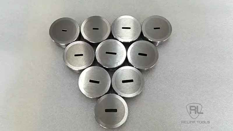 Extrusion tips and dies