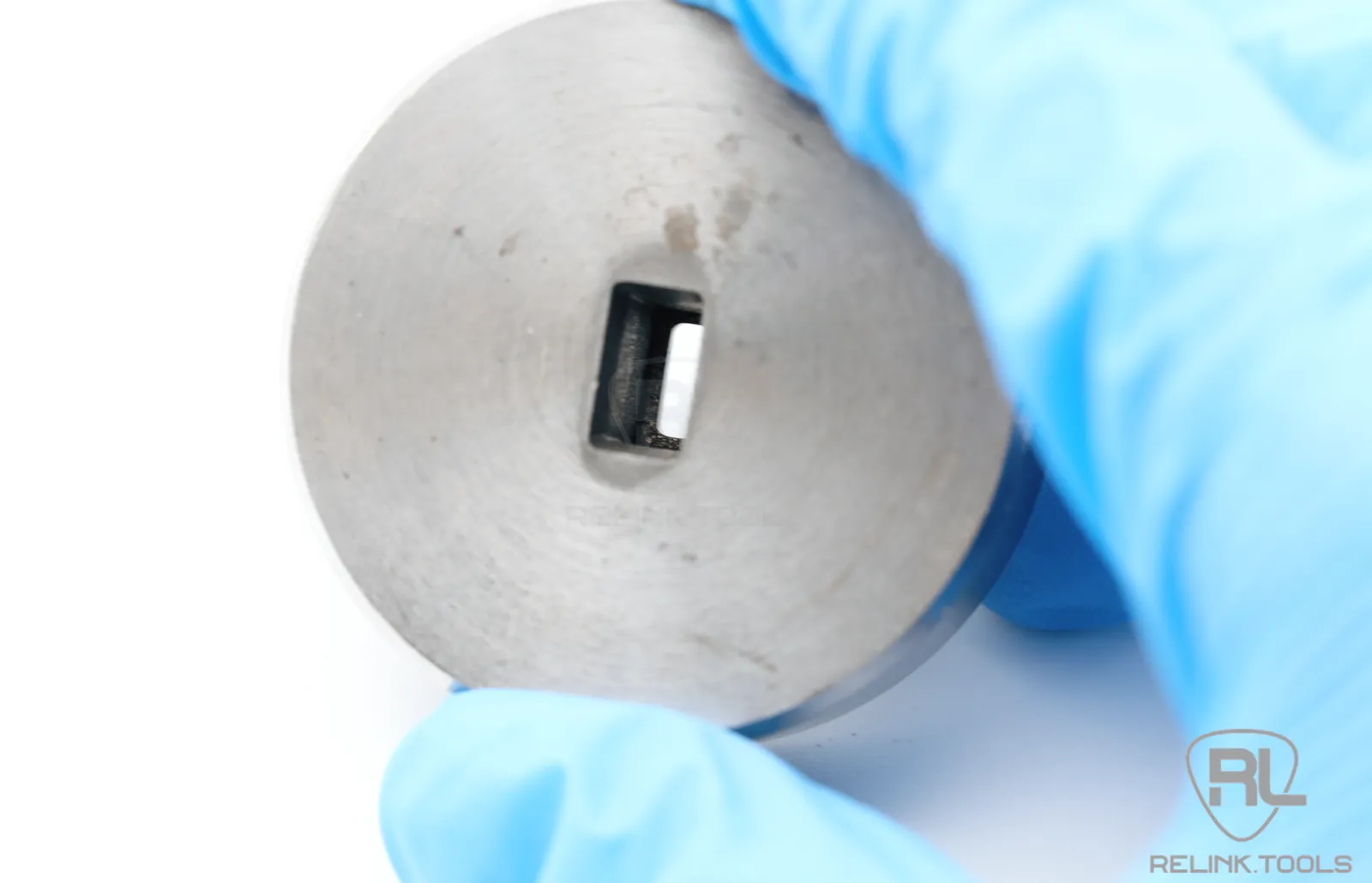 High precision extrusion tip and dies for cable manufacturing